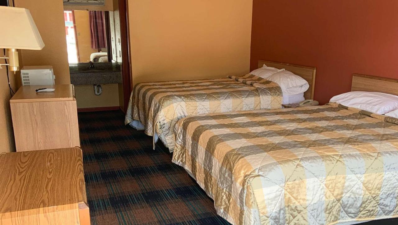 Luxury Inn Форест Сити Екстериор снимка