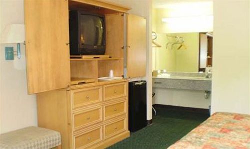 Luxury Inn Форест Сити Екстериор снимка