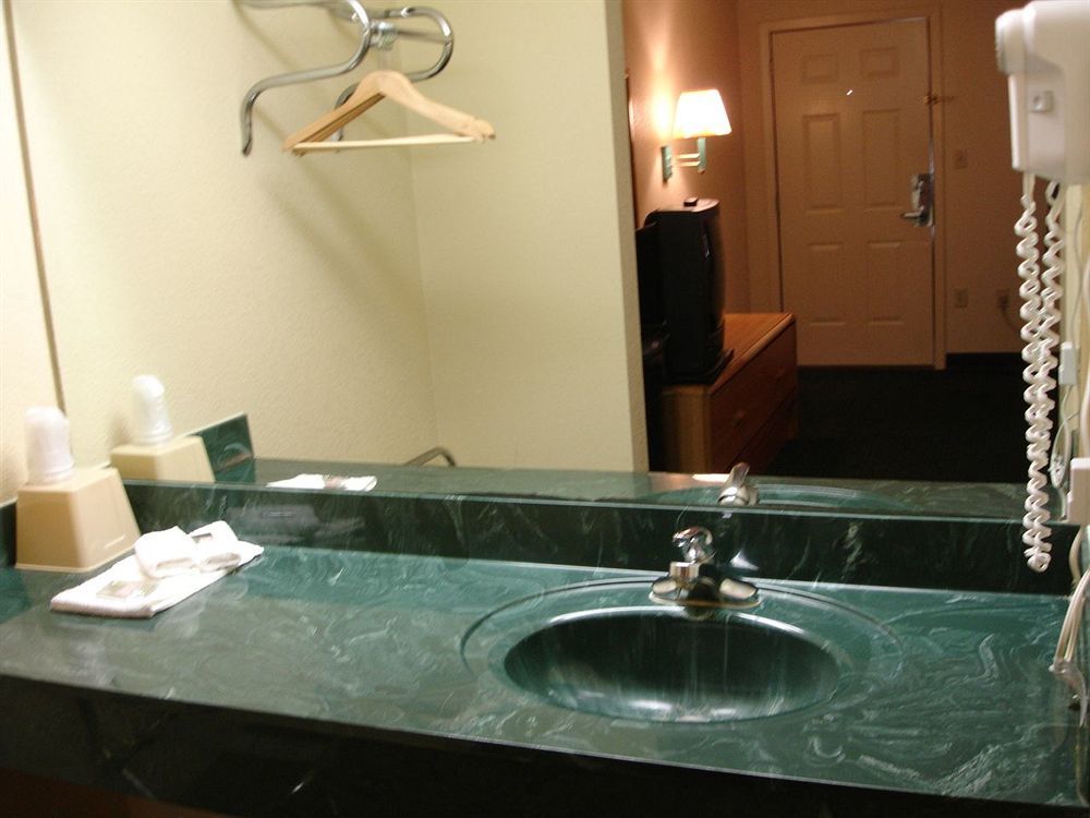 Luxury Inn Форест Сити Стая снимка