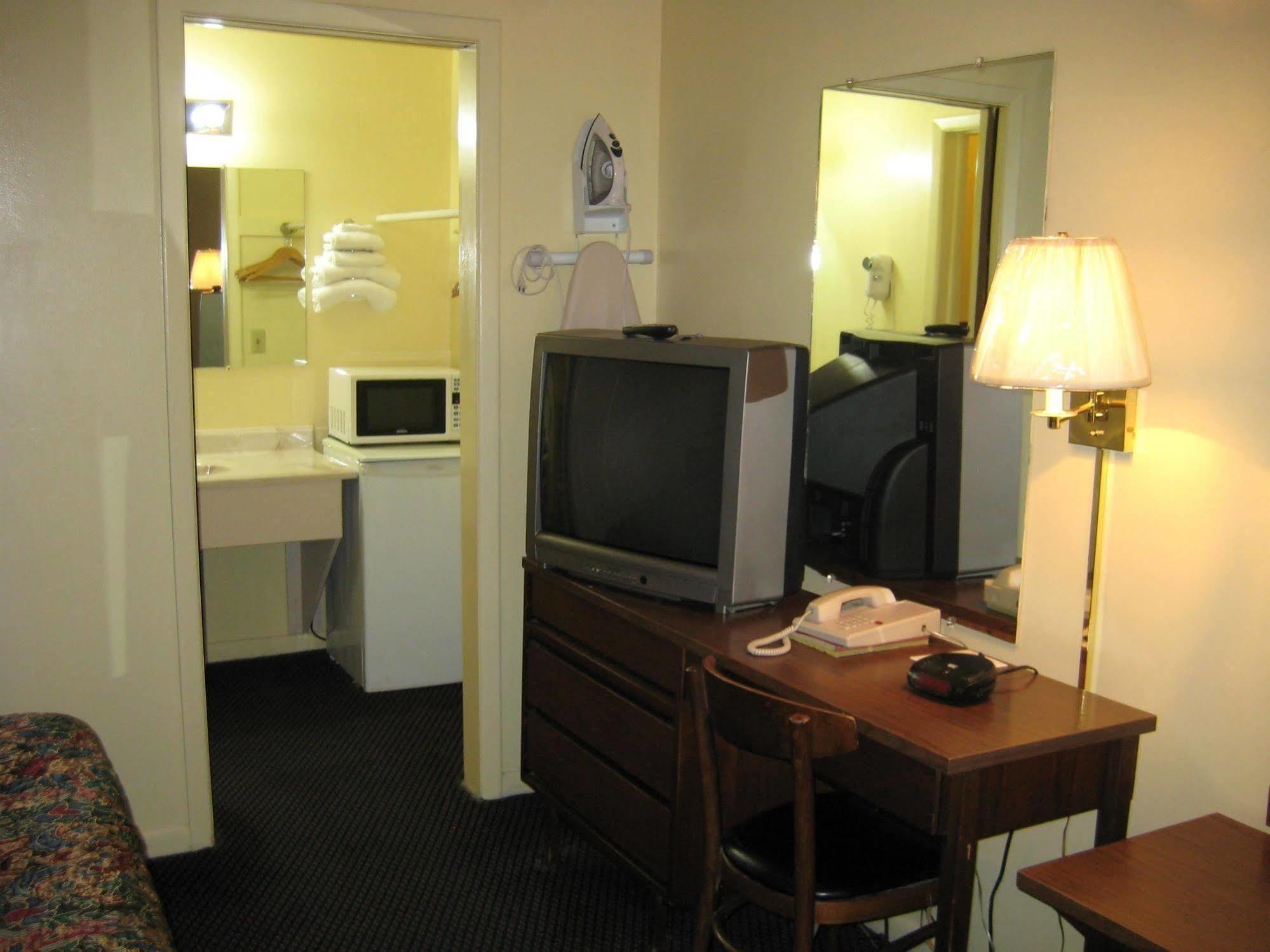 Luxury Inn Форест Сити Екстериор снимка