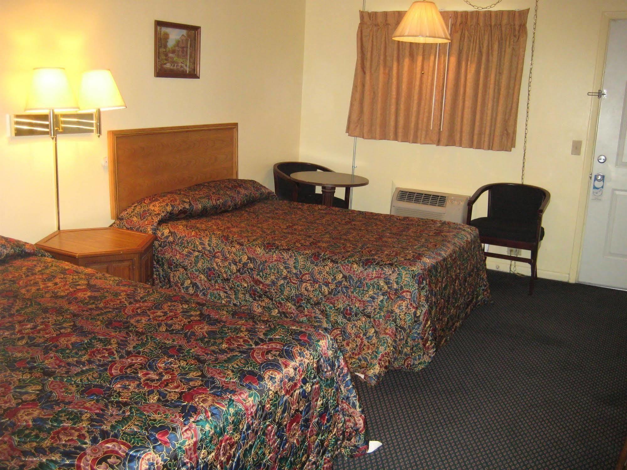 Luxury Inn Форест Сити Екстериор снимка